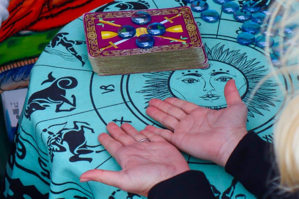 how to do yes or no readings with tarot cards