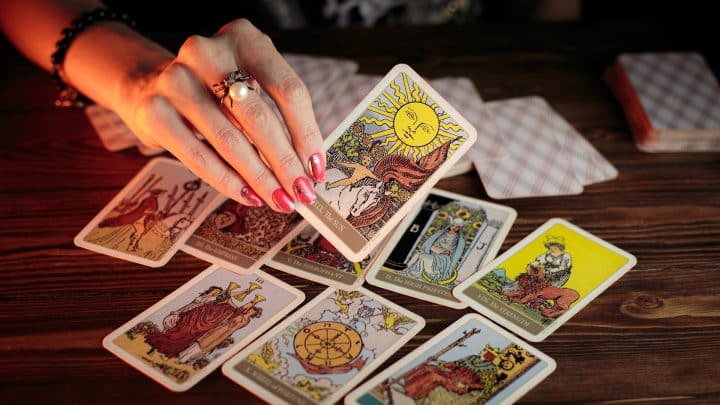 How To Do a 7-Card Tarot Reading: Super Accurate Horseshoe Tarot Spread