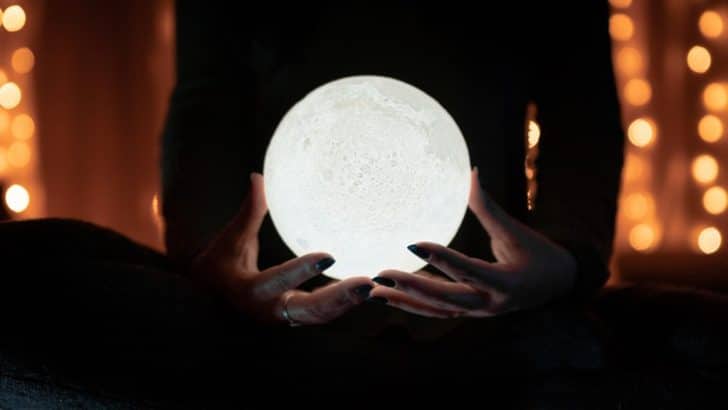 Full Moon Ritual: Honoring the Feminine 
