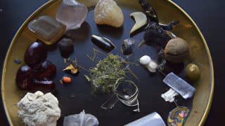 Stones or crystals Herbs or spices that represent prosperity and abundance (such as cinnamon, vanilla, or basil) Other small items that have personal significance to you (such as coins or trinkets)